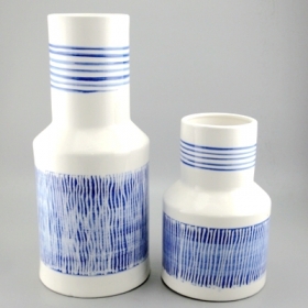 vase en céramique blanche et bleue