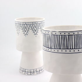 Lot de 2 vases peints à la main en céramique mat blanc et bleu