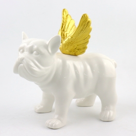 sculpture en céramique bulldog blanche avec des ailes d'or