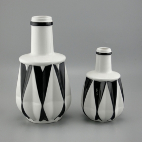 vase de table angulaire noir et blanc