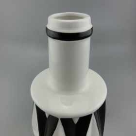 vase de table angulaire noir et blanc