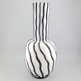 grand vase en céramique blanche avec des lignes de peinture à la main noire