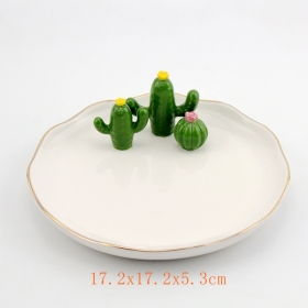 assiette décorative avec cactus debout peint à la main et jante en or