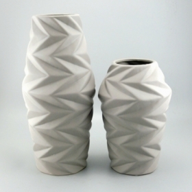 grand vase de fleurs en céramique angulaire gris