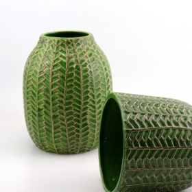Vase en céramique verte à motif de feuilles rondes